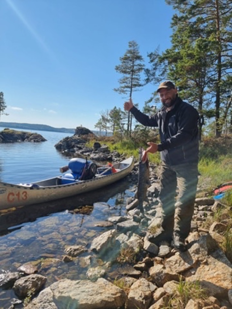 Elias Raiser an einem Kanu am See