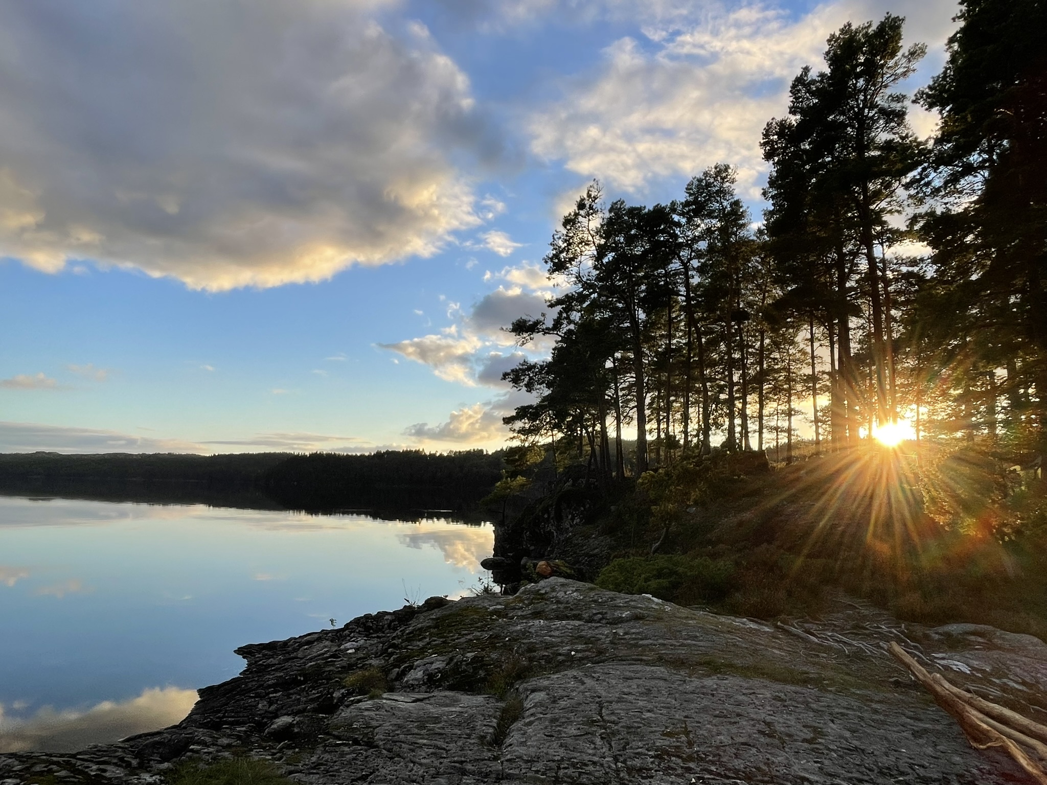 Ruhiger See in Schweden bei tief stehender Sonne